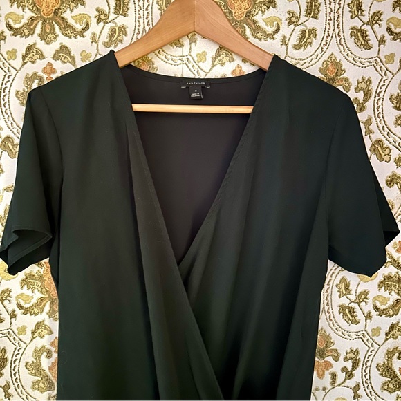 Ann Taylor Black Short Sleeve V Neck Tie Bottom Faux Wrap Blouse, size M - Picture 2 of 7